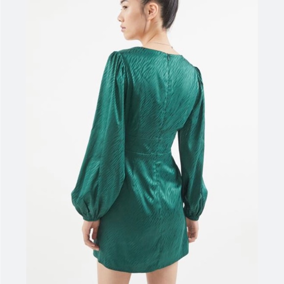 NWT Urban Outfitters Mini Green Satin Long Sleeve Dress Plunge Neckline L Defect - Picture 3 of 13